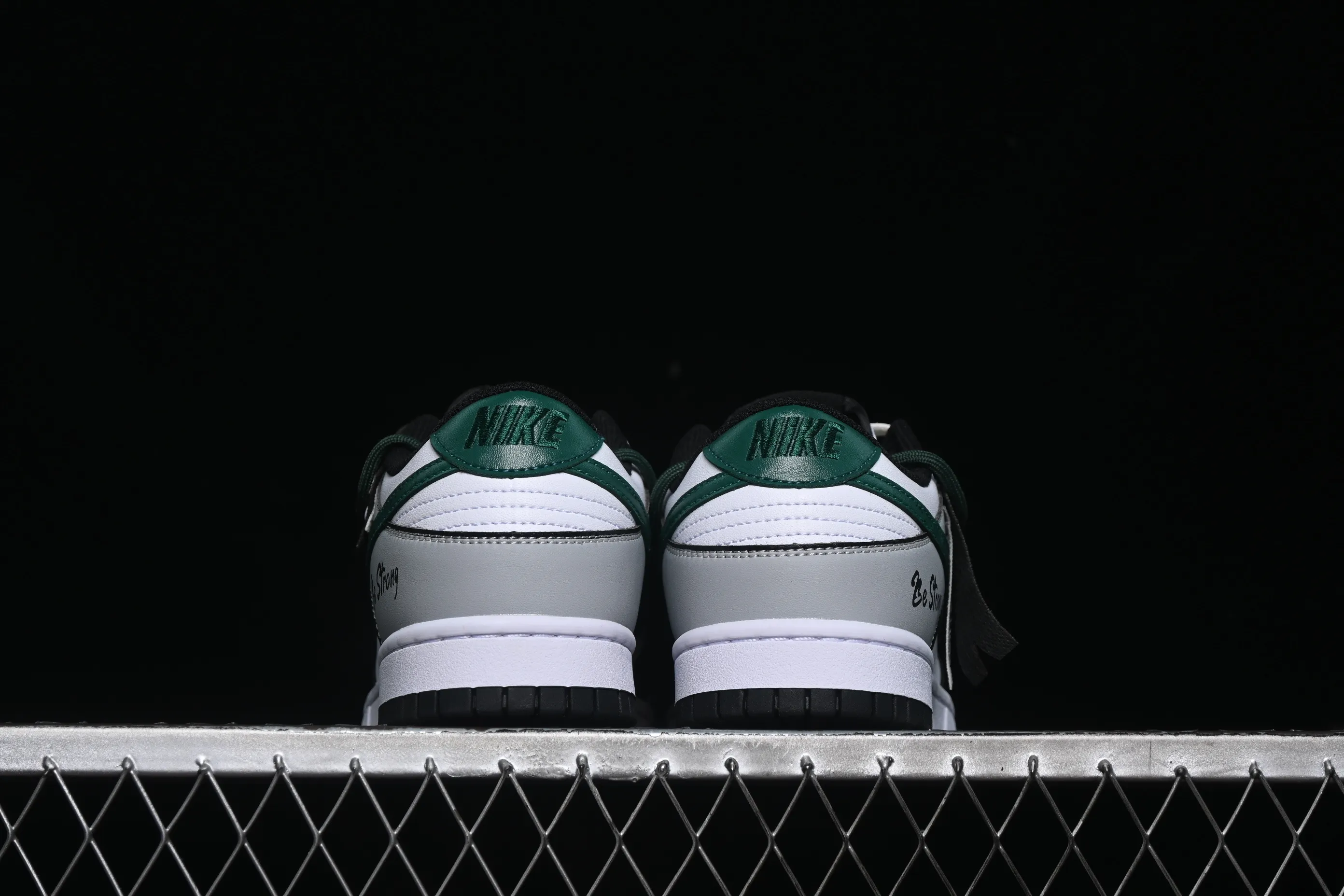 All categories Nk SB Dunk series Nk SB Dunk Low low-top sneakers Nike SB Dunk Low white and green strap low-top casual sneakers DD1391-100